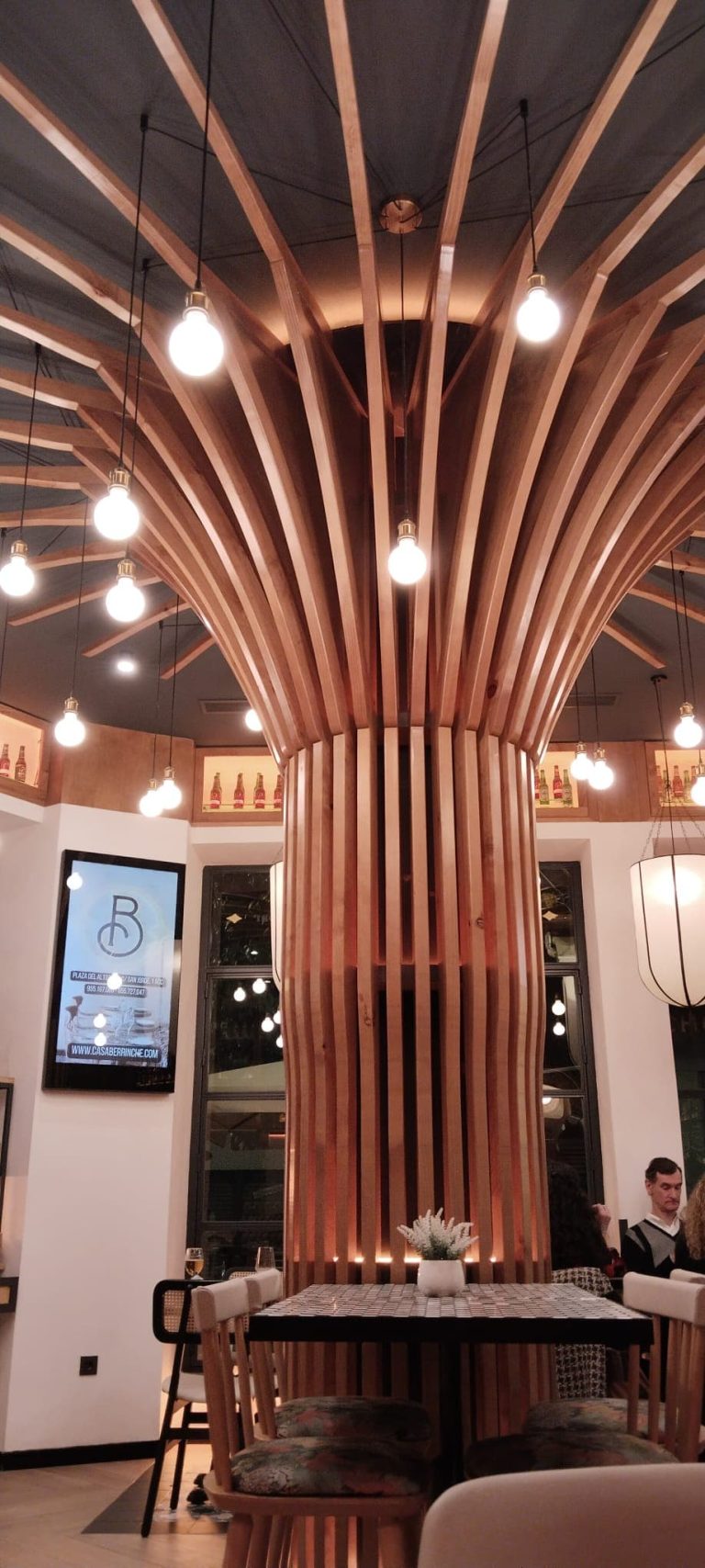 El diseño interior como experiencia: cómo las formas transforman los espacios comerciales